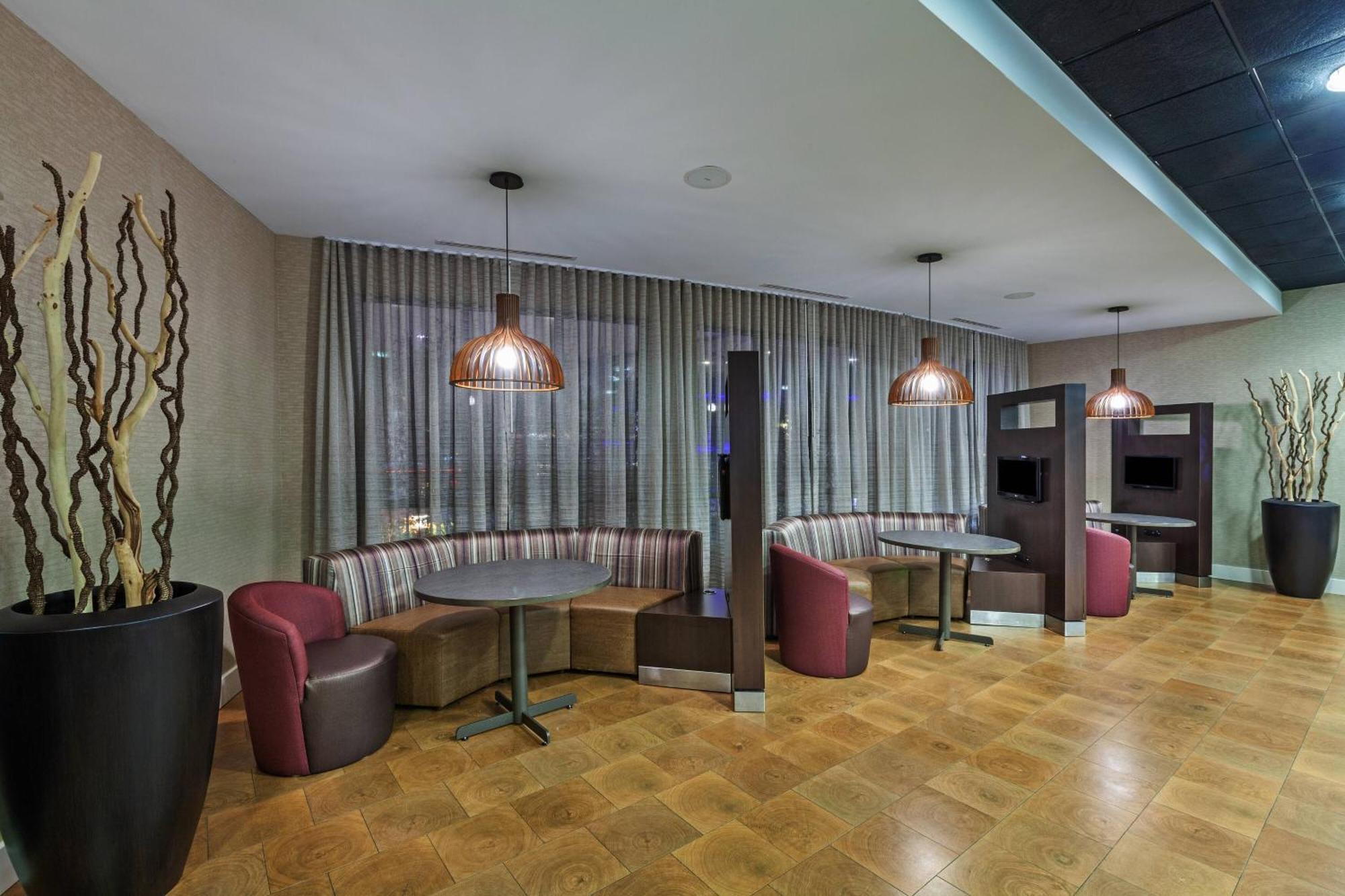 Courtyard By Marriott Tulsa Woodland Hills Hotel Eksteriør billede