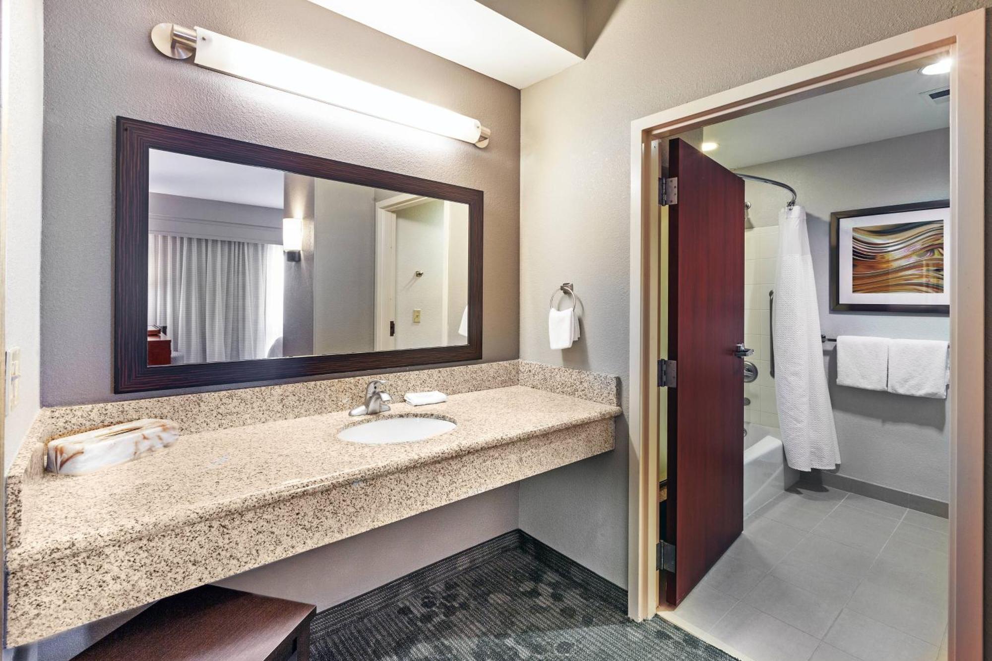 Courtyard By Marriott Tulsa Woodland Hills Hotel Eksteriør billede